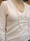 Blusa de lã rosinha com aplique na gola + colar de pérolas