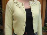 Blusa de lã Amarelinha bordado na gola: rosinhas de cetim
