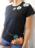 Camiseta Preta Aplique de Flores em Chita