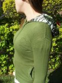Blusa de lã verde com capuz de cetim estampado