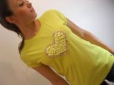 Camiseta Amarela Coração em Fuxicos estampa floral